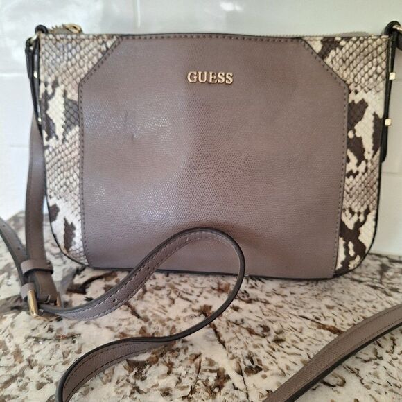 GUESS WOMENS PURSE - Picture 1 of 10
